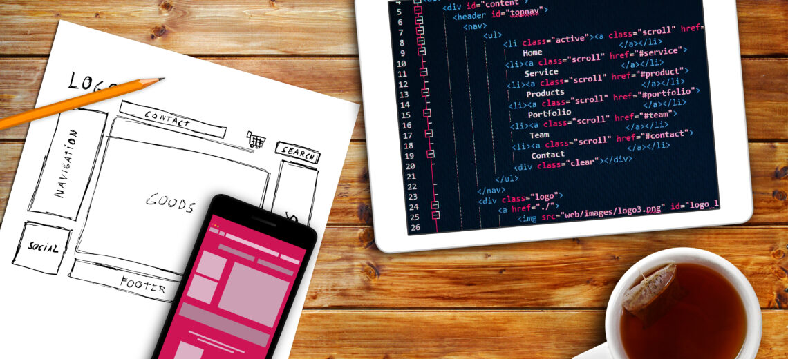 Ontwerp van een website met schetsen en code op een tablet.