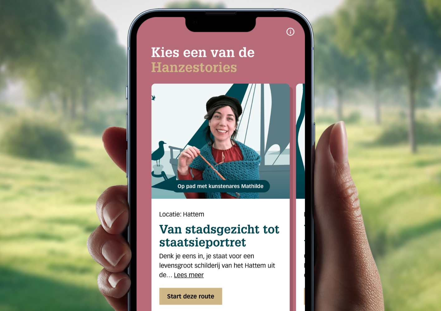 Mobiele telefoon met op het scherm een Hanzeverhaalroute, met een vrouw in historische kleding en de tekst 'Kies een van de Hanzestories'.
