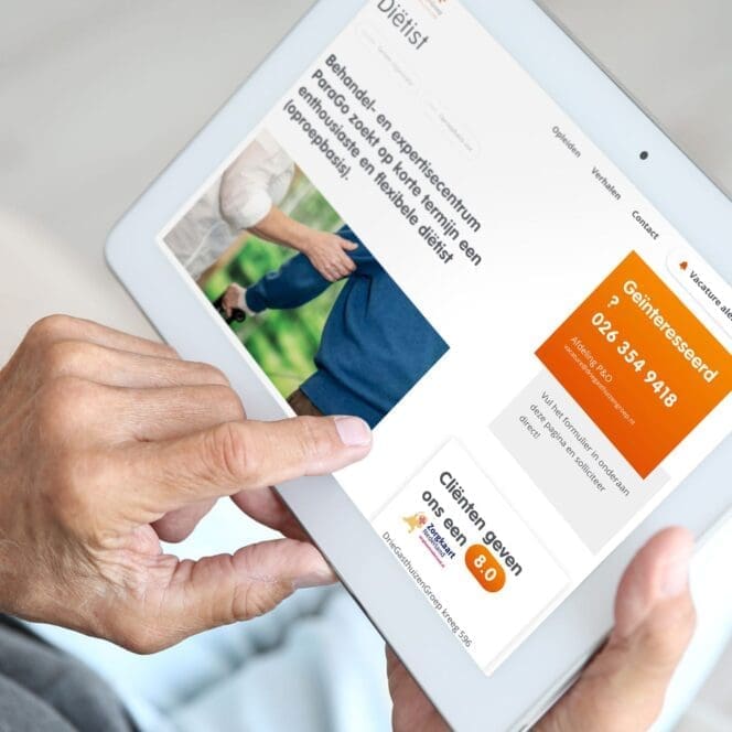 Persoon bekijkt DrieGasthuizenGroep website op tablet.