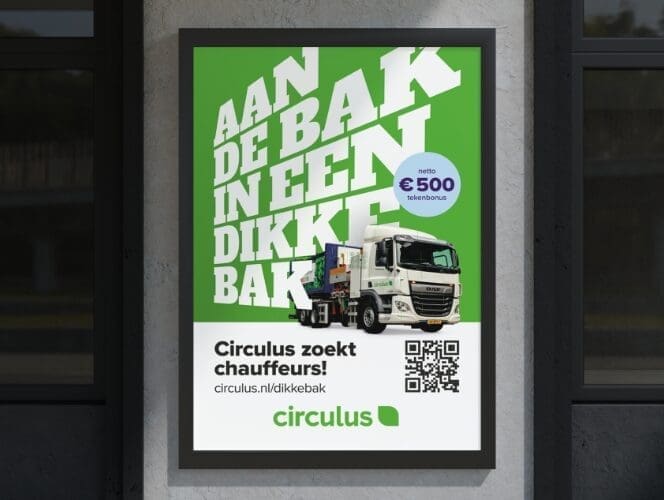Poster met vuilniswagen en tekst: 'Aan de bak in een dikke bak'.
