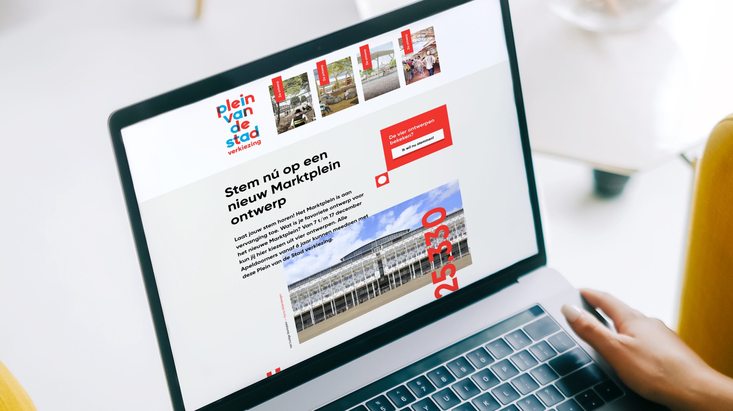Persoon bekijkt op een laptop de website van Plein van de Stad met informatie over het stemmen op een nieuw Marktplein ontwerp.