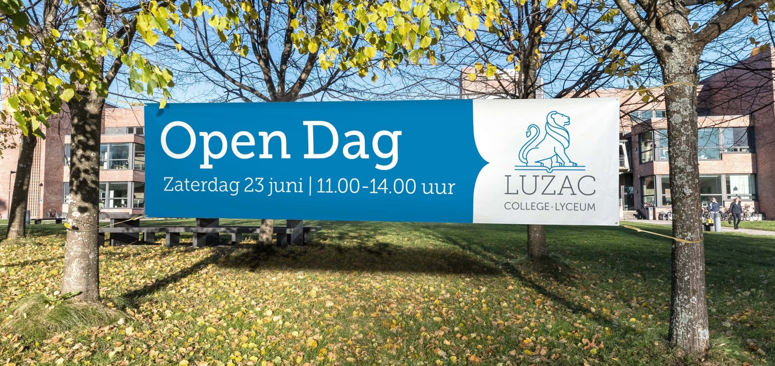Spandoek met aankondiging van open dag bij Luzac College.