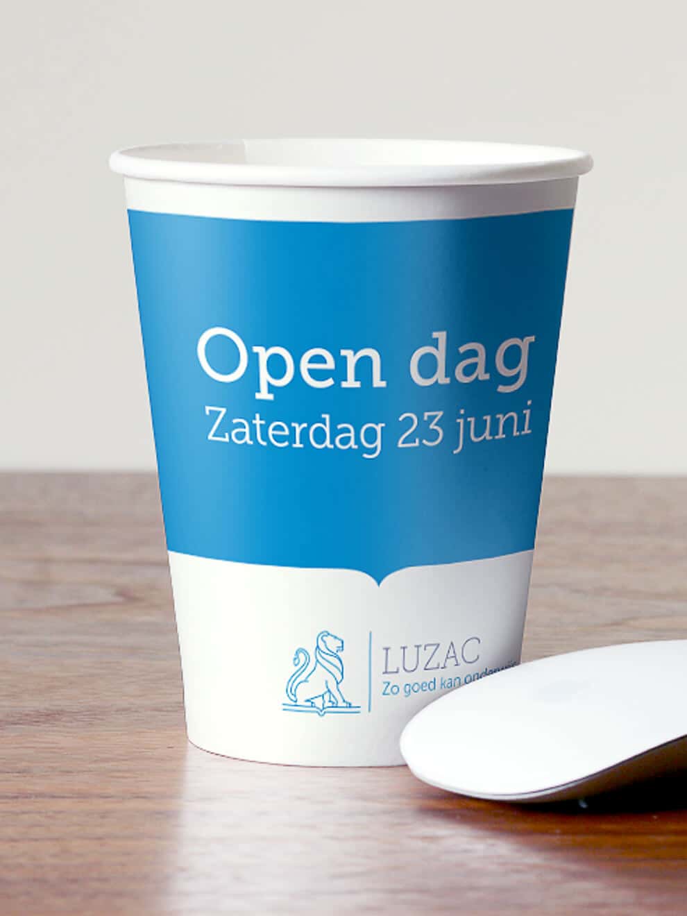 Papieren beker met tekst 'Open dag Zaterdag 23 juni' en Luzac logo.