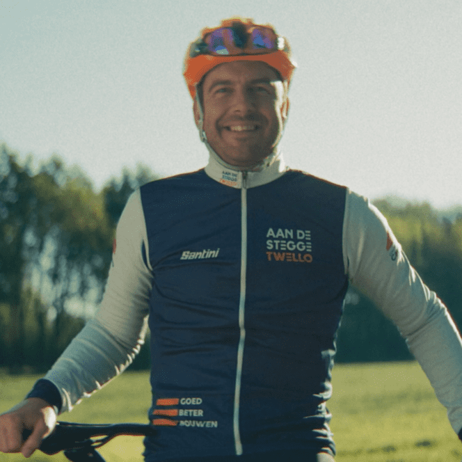 Fietser in Aan de Stegge Twello wieleroutfit op zonnige dag.