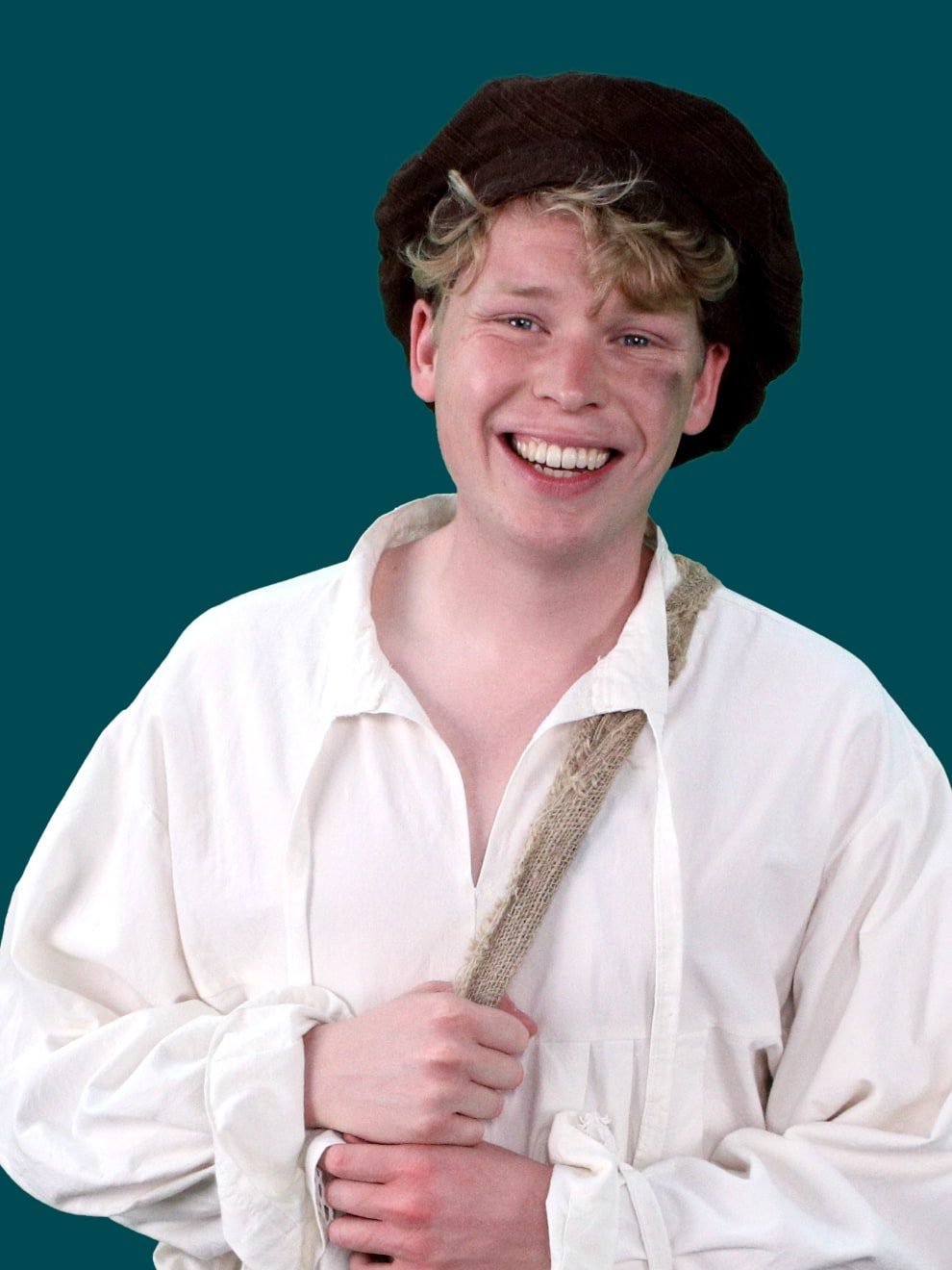 Portret van een lachende man in historische kleding.