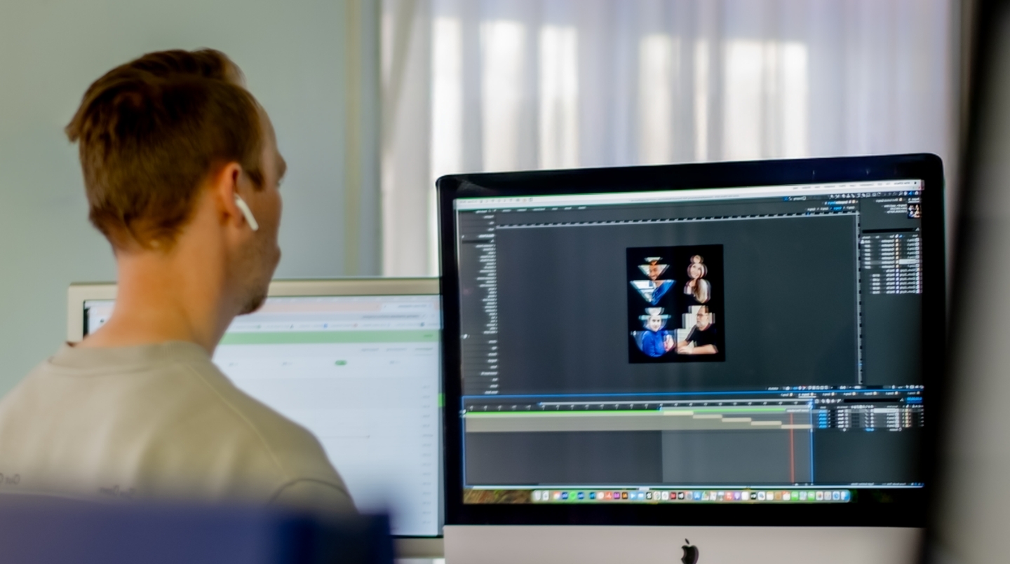Leroy werkt aan een animatie op een computerbeeldscherm.