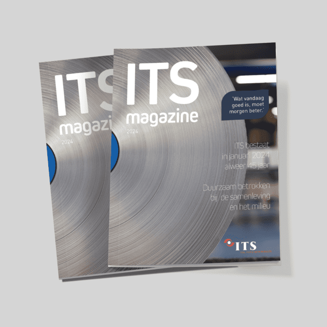 Twee exemplaren van het ITS magazine op een tafel.