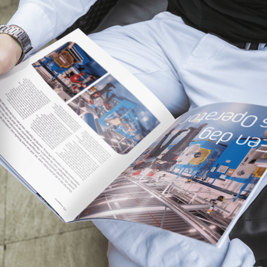 Persoon leest een magazine over ITS Foil.
