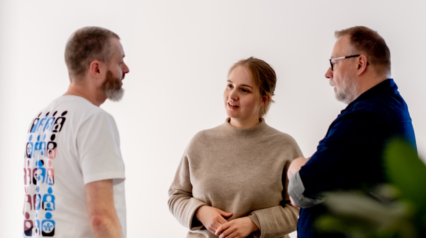 Drie mensen in gesprek over strategie.