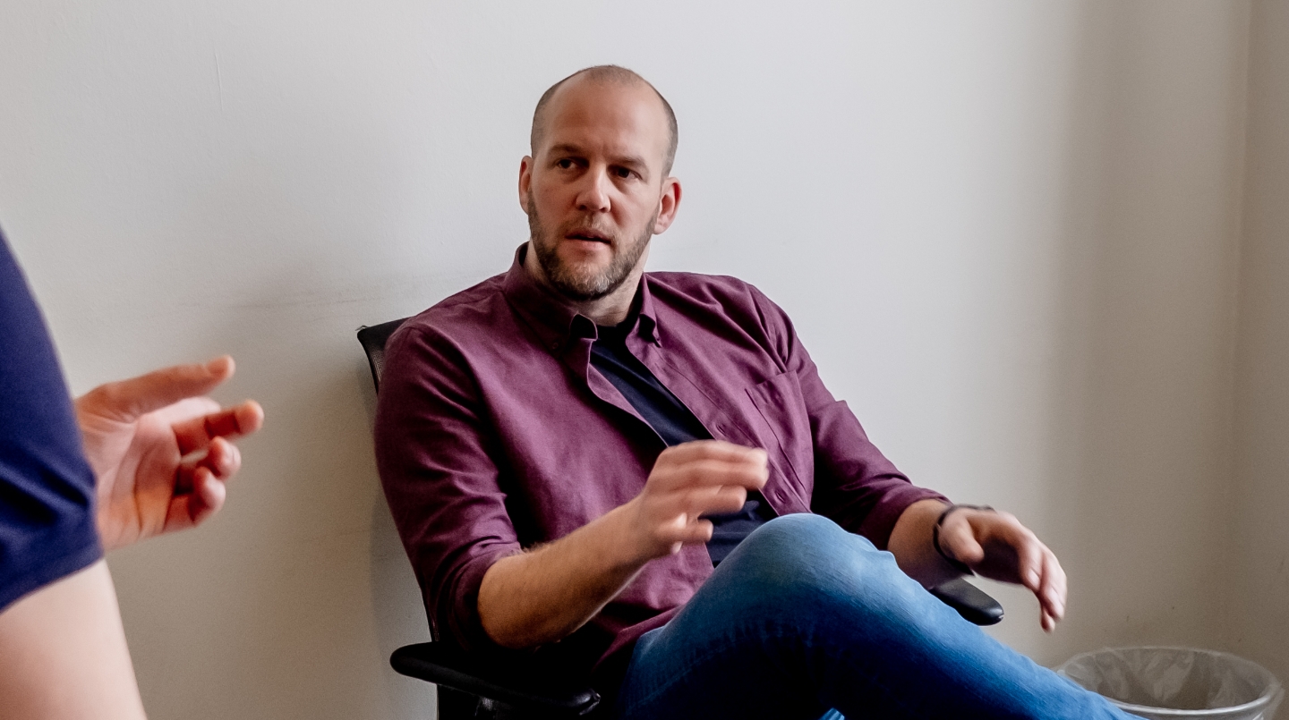 Willem-Jan voert een gesprek op kantoor