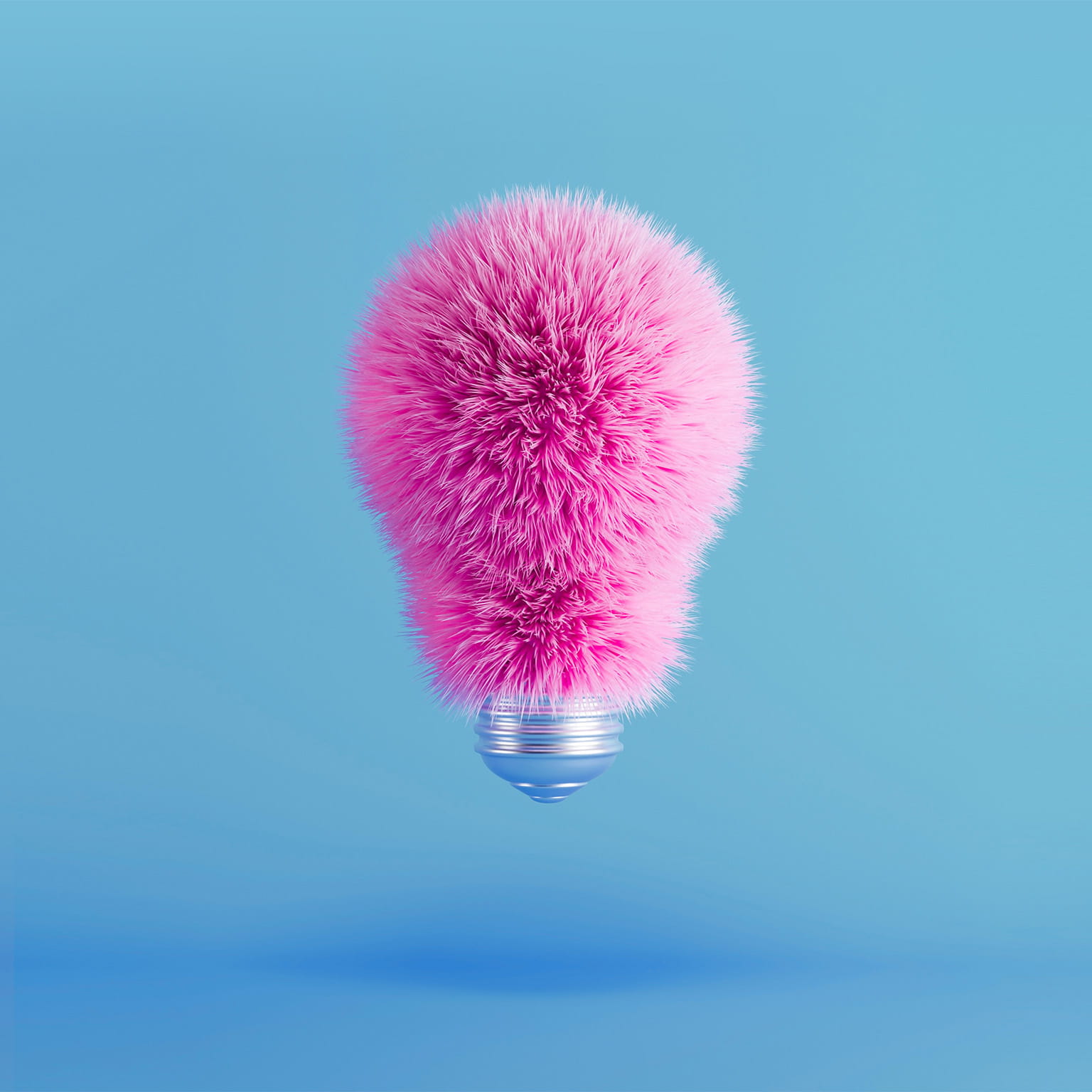 Roze harige gloeilamp tegen een blauwe achtergrond.