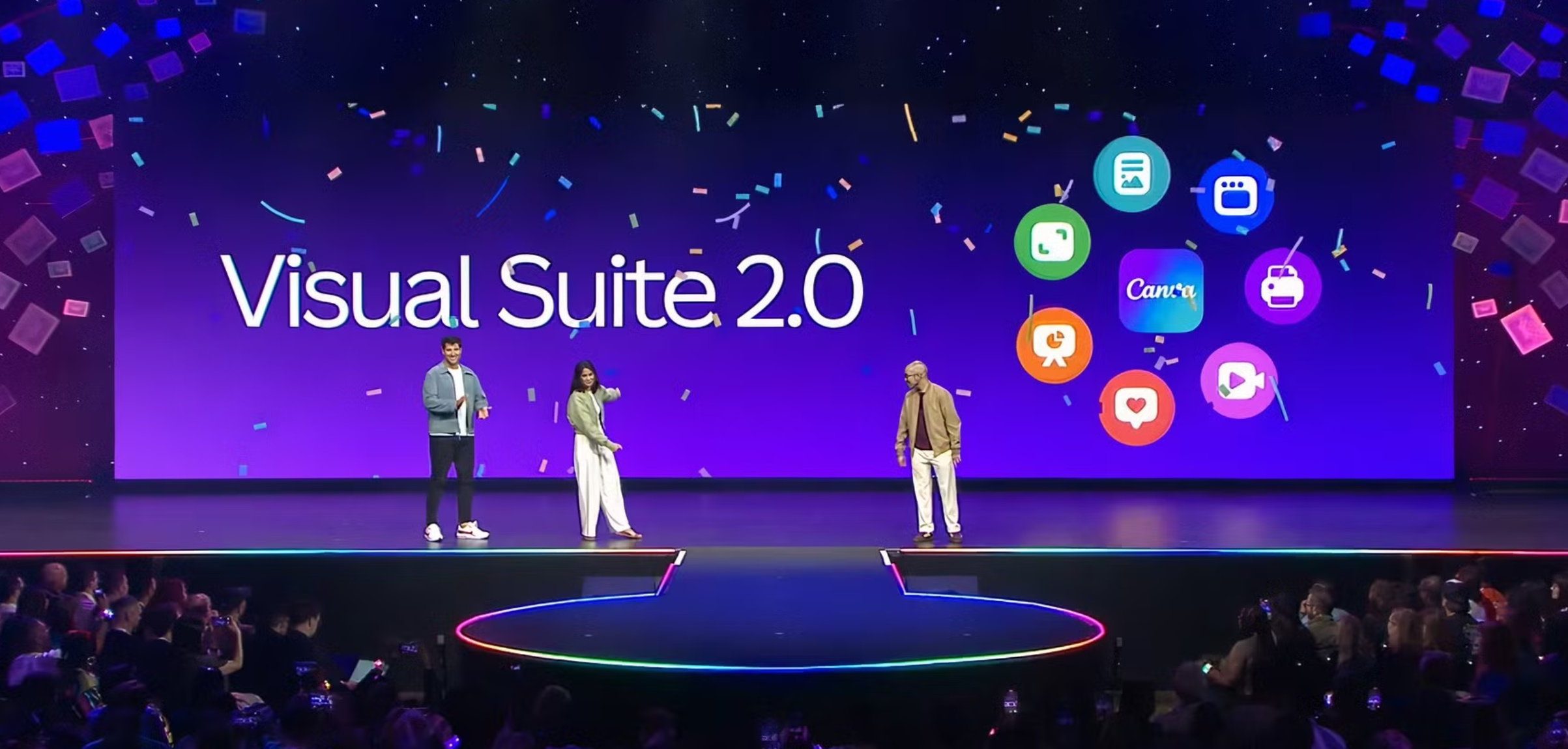Presentatie van Visual Suite 2.0 op een podium met drie sprekers en Canva-iconen op de achtergrond