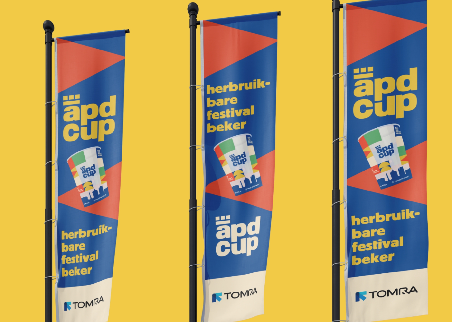 Drie vlaggen met APD-CUP logo en afbeelding van herbruikbare festivalbeker, promotie van circulair bekersysteem voor evenementen in Apeldoorn