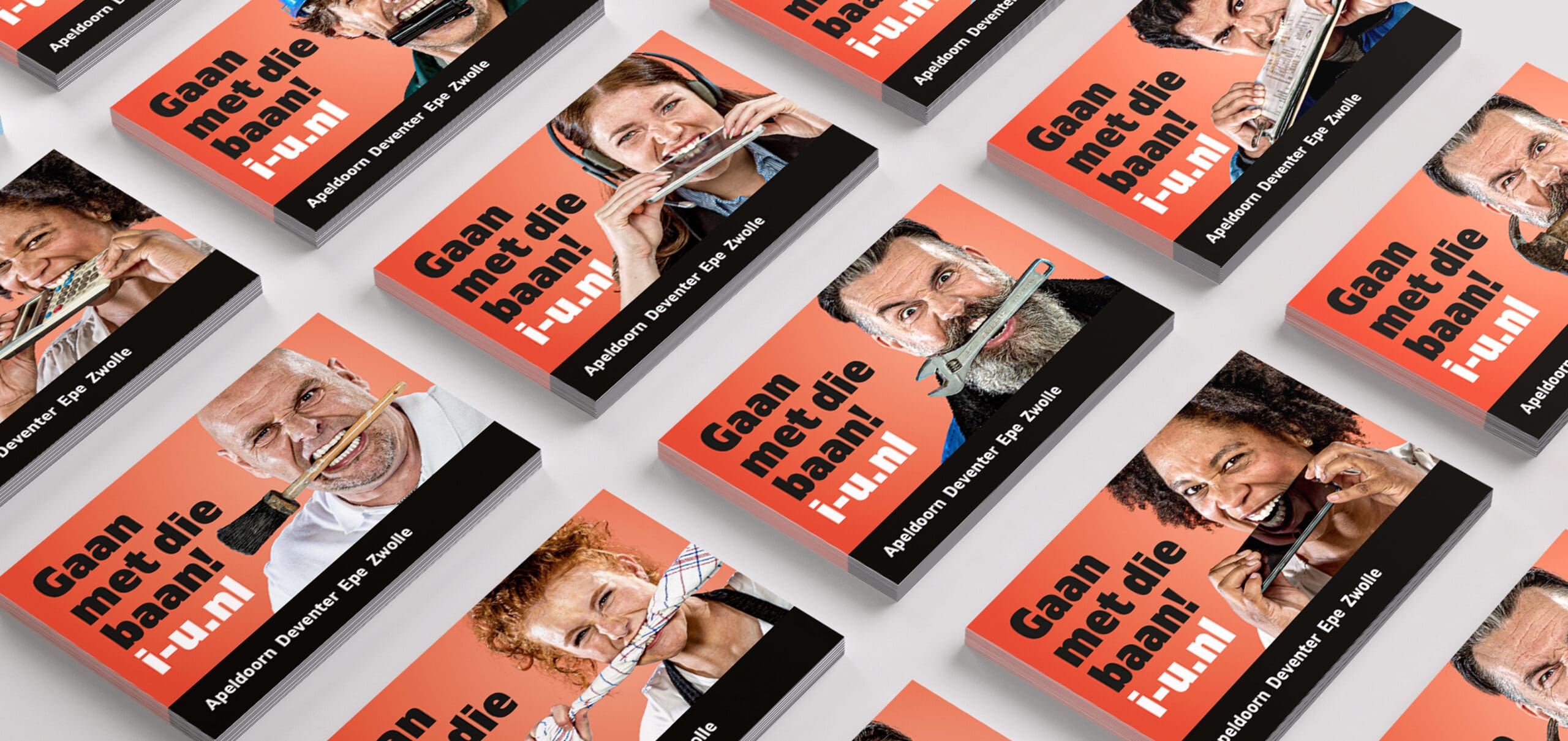 Promotiekaarten met de tekst 'Gaan met die baan!' en foto's van mensen die zich verkleden met kantoorartikelen.